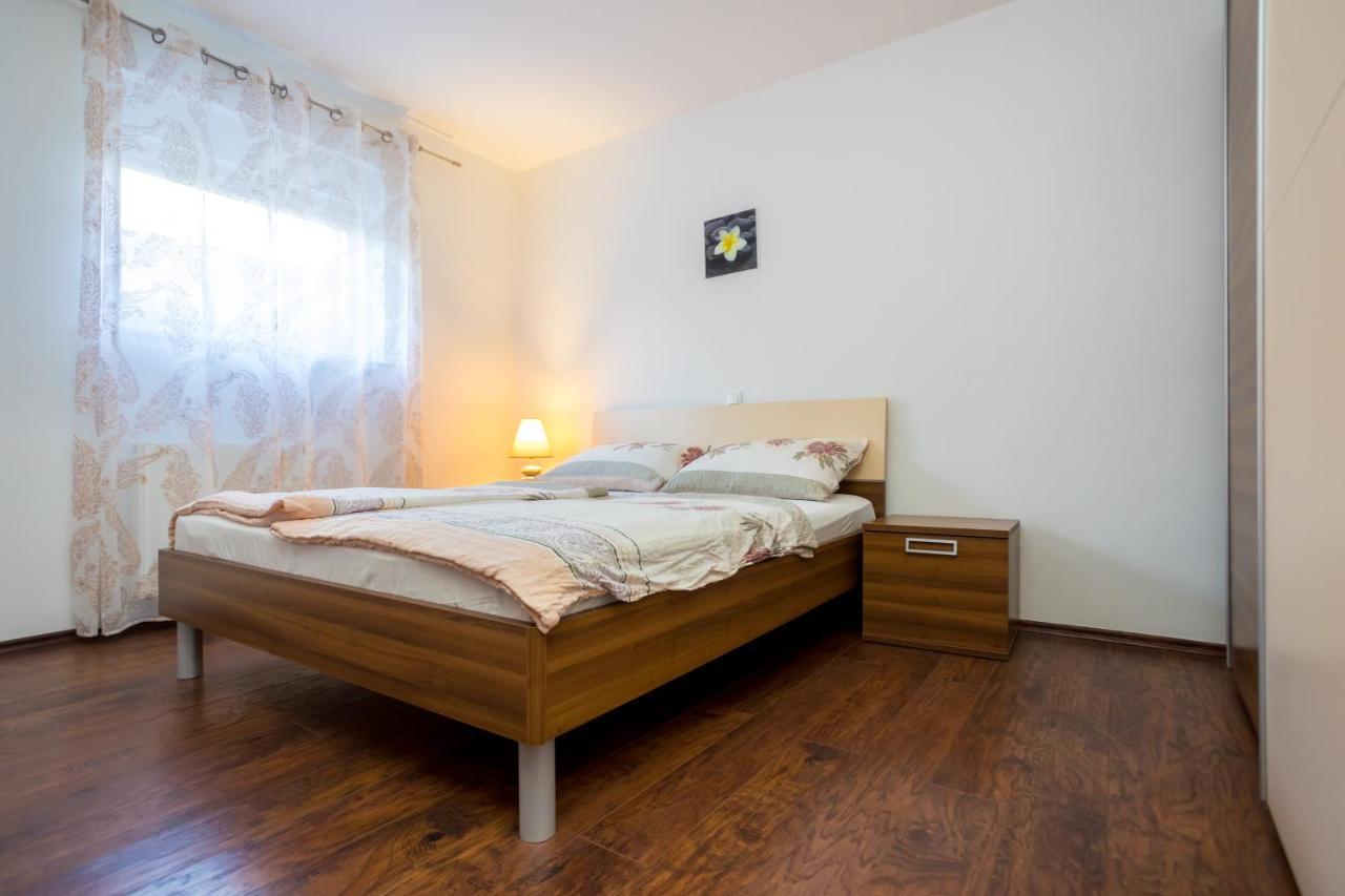 Apartmani Sandra Malinska Sveti Vid-Miholjice Extérieur photo