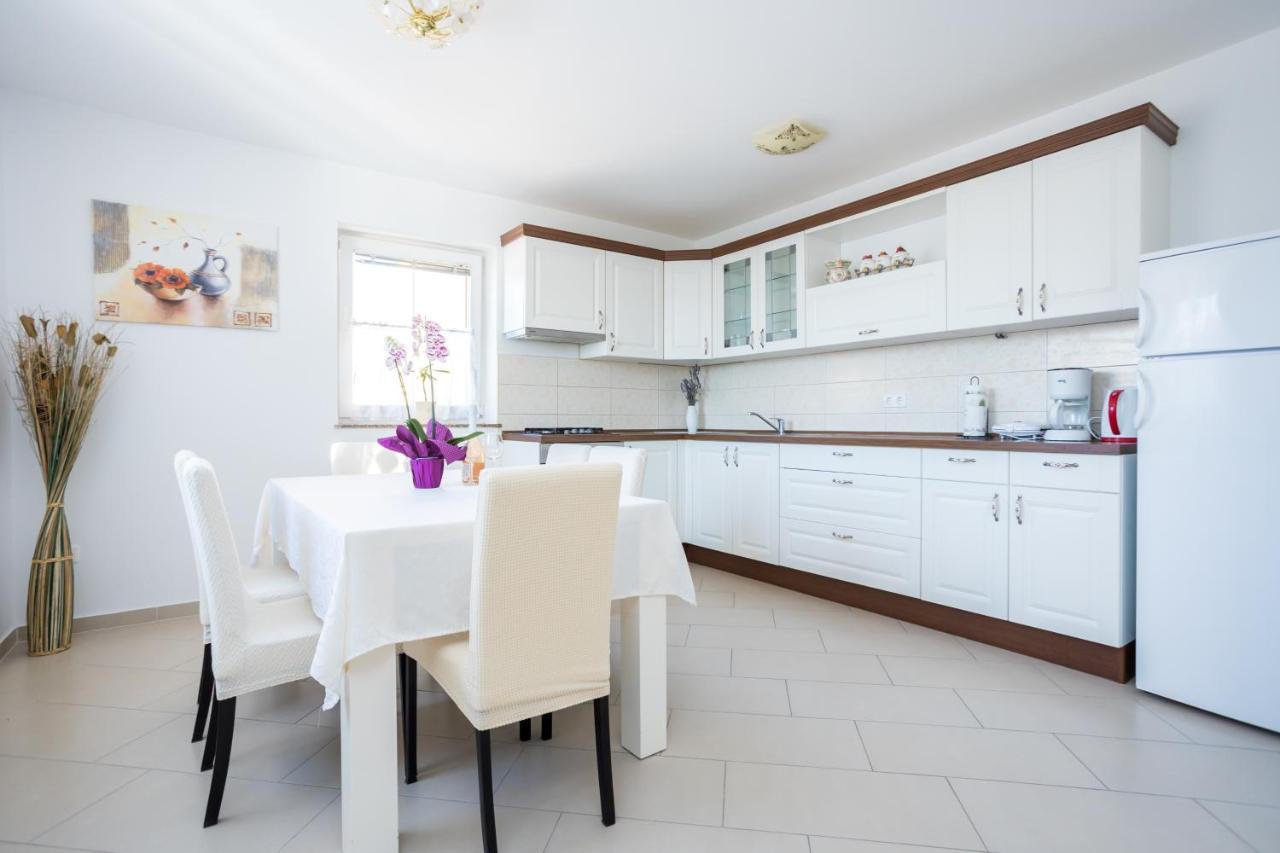 Apartmani Sandra Malinska Sveti Vid-Miholjice Extérieur photo