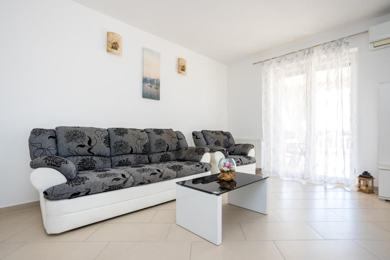 Apartmani Sandra Malinska Sveti Vid-Miholjice Extérieur photo