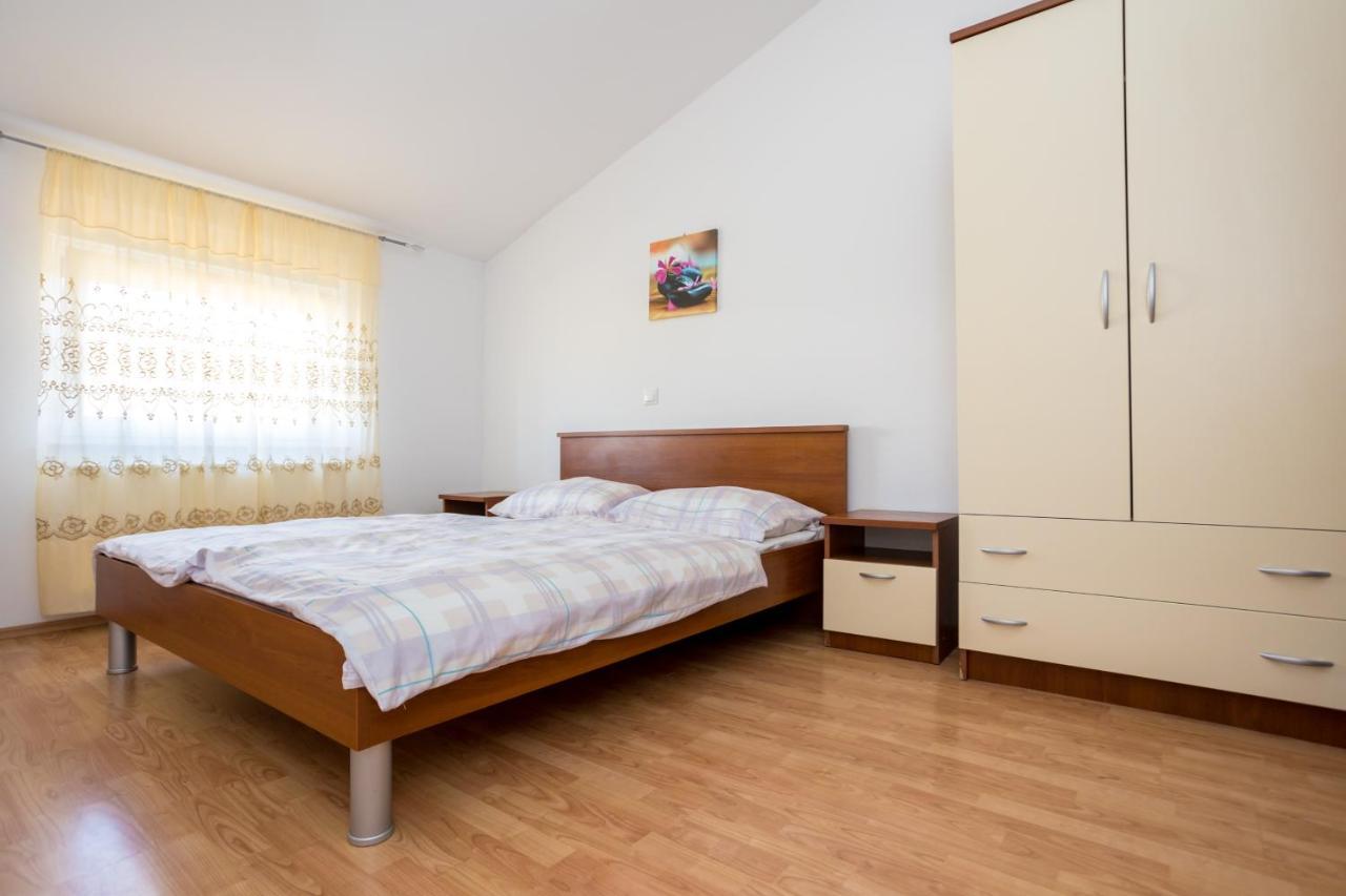 Apartmani Sandra Malinska Sveti Vid-Miholjice Extérieur photo